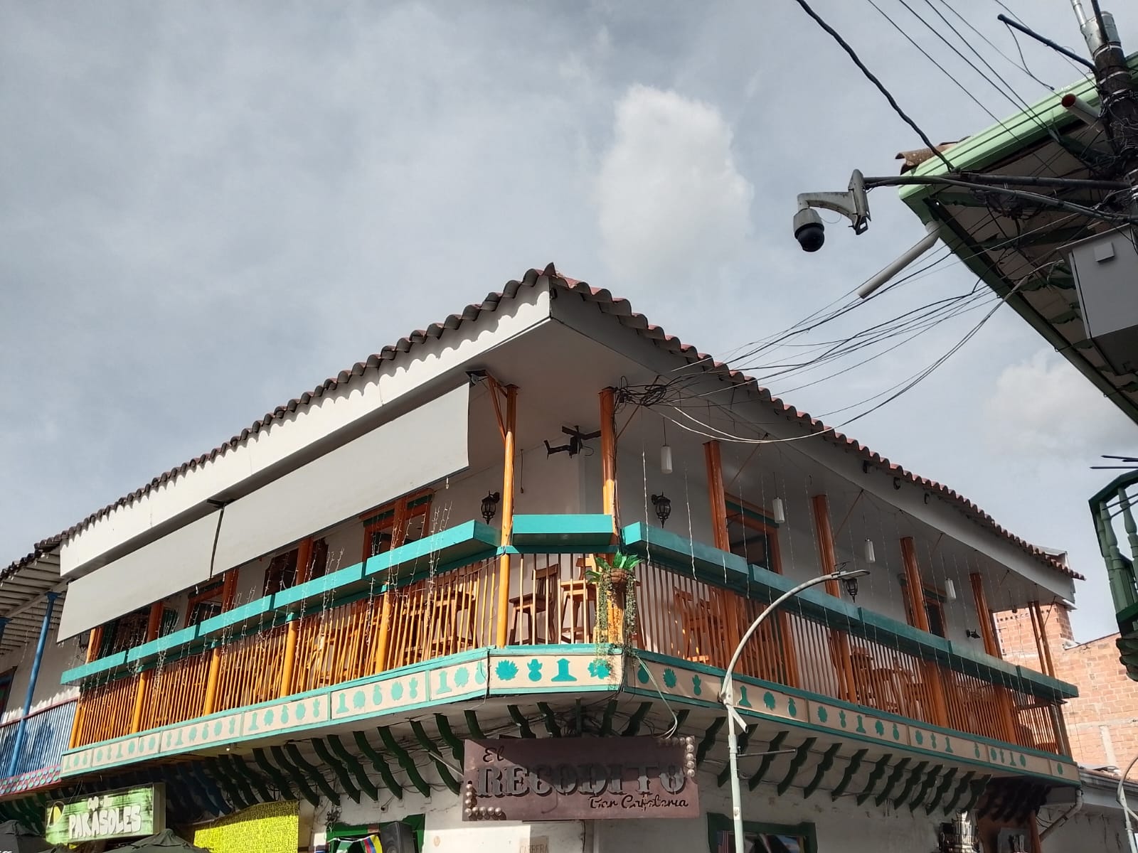 Fachada esquinera de La Vaca en la Torre con balcón de madera sobre el parque principal de Marinilla
